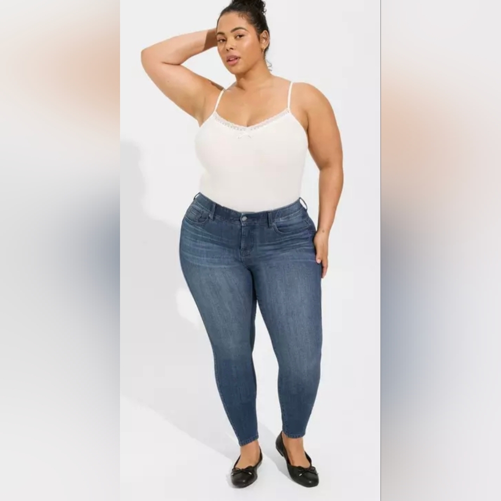 Torrid Bombshell Skinny Premium Stretch Medium Wash Jeans 18 2X